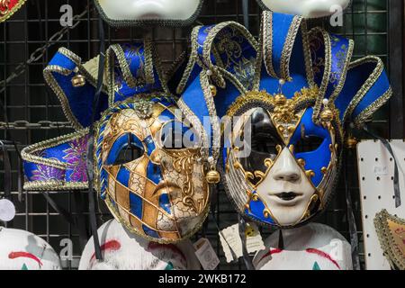 Venedig, Italien - 13. Februar 2024: Sonniger Tag beim Karneval von Venedig mit wunderschönen Masken. Traditionelle venezianische Pappmasken aus mâché, die von Handwerkern gebaut wurden Stockfoto