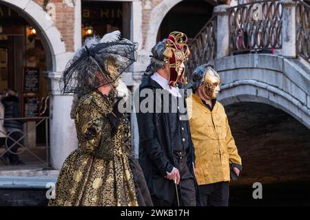 Venedig, Italien - 13. Februar 2024: Sonniger Tag beim Karneval von Venedig mit wunderschönen Masken. Traditionelle venezianische Pappmasken aus mâché, die von Handwerkern gebaut wurden Stockfoto