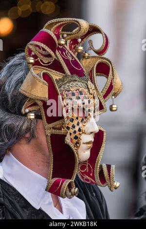 Venedig, Italien - 13. Februar 2024: Sonniger Tag beim Karneval von Venedig mit wunderschönen Masken. Traditionelle venezianische Pappmasken aus mâché, die von Handwerkern gebaut wurden Stockfoto