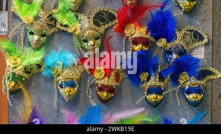 Venedig, Italien - 13. Februar 2024: Sonniger Tag beim Karneval von Venedig mit wunderschönen Masken. Traditionelle venezianische Pappmasken aus mâché, die von Handwerkern gebaut wurden Stockfoto