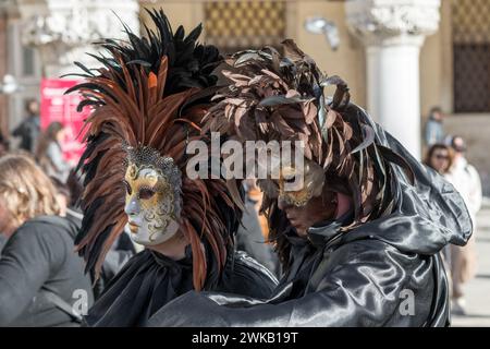 Venedig, Italien - 13. Februar 2024: Sonniger Tag beim Karneval von Venedig mit wunderschönen Masken. Traditionelle venezianische Pappmasken aus mâché, die von Handwerkern gebaut wurden Stockfoto