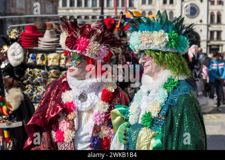 Venedig, Italien - 13. Februar 2024: Sonniger Tag beim Karneval von Venedig mit wunderschönen Masken. Traditionelle venezianische Pappmasken aus mâché, die von Handwerkern gebaut wurden Stockfoto