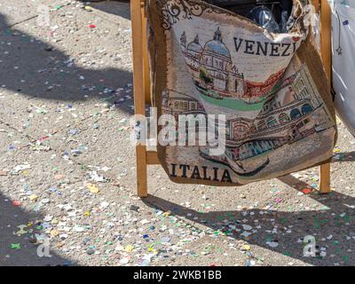 Venedig, Italien - 13. Februar 2024: Sonniger Tag beim Karneval von Venedig mit wunderschönen Masken. Traditionelle venezianische Pappmasken aus mâché, die von Handwerkern gebaut wurden Stockfoto