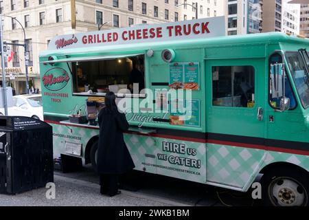 Frau bestellt Essen von Mamas gegrilltem Käsewagen in Downtown Vancouver, British Columbia, Kanada Stockfoto