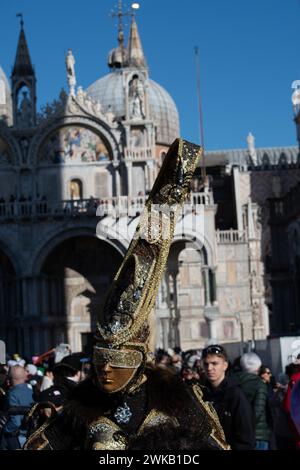 Venedig, Italien - 13. Februar 2024: Sonniger Tag beim Karneval von Venedig mit wunderschönen Masken. Traditionelle venezianische Pappmasken aus mâché, die von Handwerkern gebaut wurden Stockfoto