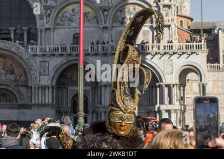 Venedig, Italien - 13. Februar 2024: Sonniger Tag beim Karneval von Venedig mit wunderschönen Masken. Traditionelle venezianische Pappmasken aus mâché, die von Handwerkern gebaut wurden Stockfoto