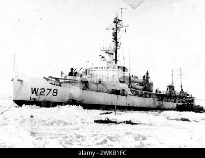 Antarktis: Der U.S. Coast Guard Cutter Eastwind war einer von drei Eisbrechern, die von der Operation Deep Freeze in der Ross Sea Area in den Jahren 1955 bis 1956 eingesetzt wurden. Foto: USNavy Stockfoto