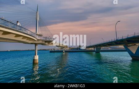 Die Lusail Fußgängerbrücke der Glasbrücke von Lusail in Lusail, Katar, ist eine Hängebrücke, die über die Qetaifan Island South 1, 2 und 3 führt. Stockfoto