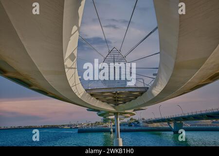 Die Lusail Fußgängerbrücke der Glasbrücke von Lusail in Lusail, Katar, ist eine Hängebrücke, die über die Qetaifan Island South 1, 2 und 3 führt. Stockfoto