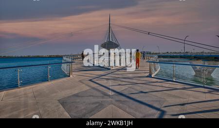 Die Lusail Fußgängerbrücke der Glasbrücke von Lusail in Lusail, Katar, ist eine Hängebrücke, die über die Qetaifan Island South 1, 2 und 3 führt. Stockfoto