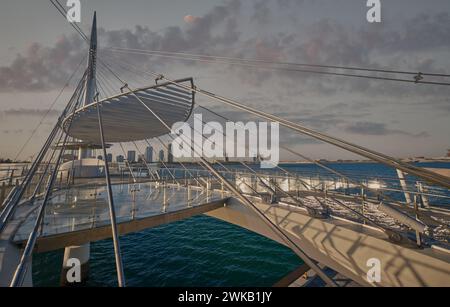 Die Lusail Fußgängerbrücke der Glasbrücke von Lusail in Lusail, Katar, ist eine Hängebrücke, die über die Qetaifan Island South 1, 2 und 3 führt. Stockfoto