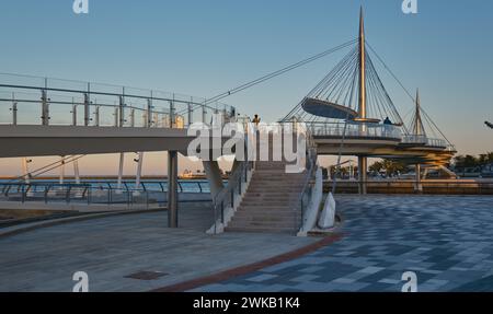 Die Lusail Fußgängerbrücke der Glasbrücke von Lusail in Lusail, Katar, ist eine Hängebrücke, die über die Qetaifan Island South 1, 2 und 3 führt. Stockfoto