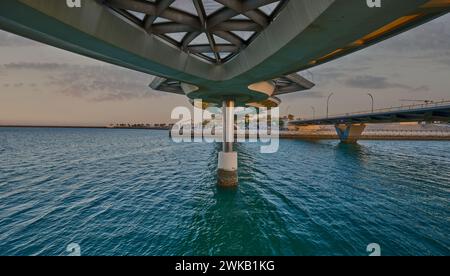 Die Lusail Fußgängerbrücke der Glasbrücke von Lusail in Lusail, Katar, ist eine Hängebrücke, die über die Qetaifan Island South 1, 2 und 3 führt. Stockfoto