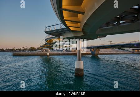 Die Lusail Fußgängerbrücke der Glasbrücke von Lusail in Lusail, Katar, ist eine Hängebrücke, die über die Qetaifan Island South 1, 2 und 3 führt. Stockfoto