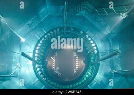 Im Kernkraftwerk Angra II befindet sich der Brennstoffpool des Kernkraftwerks Central Nuclear Almirante Álvaro Alberto Complex in Angra dos Reis im brasilianischen Bundesstaat Rio de Janeiro. Alle 12 bis 24 Monate werden etwa 25 bis 33 % der Brennstoffbaugruppen eines Reaktors in diesen tiefen, mit Wasser gefüllten Pool geleitet, in dem durch kontinuierliche Kühlung und Strahlungsabschirmung die intensiv heißen, radioaktiven Stäbe vor der weiteren Handhabung oder Lagerung sicher zerfallen können. Stockfoto