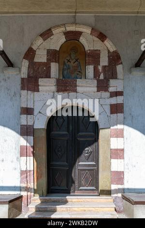 Die Kirche Sent Nikola wurde 1876 an der Stelle der älteren Kirche aus dem Jahr 1341 errichtet. Stockfoto