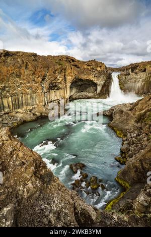 Blick von einem Aussichtspunkt auf einen Wasserfall, der eine Felswände hinunterstürzt, unter dem Wasser brüllt und fließt über Stromschnellen, riesige Basaltfelsen Stockfoto