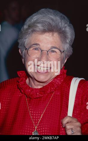 Dr. Ruth Westheimer nach dem Auftritt in Late Night with Conan O'Brien in NBC Studios im Rockefeller Center in New York City am 8. Juli 1997. Foto: Henry McGee/MediaPunch Stockfoto