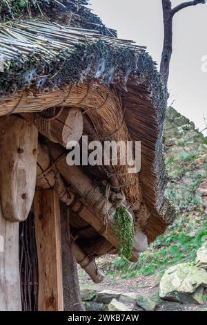 Beeston Castle ist eine der dramatischsten mittelalterlichen Burgen Englands. Ein Nachbau des bronzezeitlichen Kreishauses von A wurde gebaut. Stockfoto