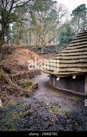 Beeston Castle ist eine der dramatischsten mittelalterlichen Burgen Englands. Ein Nachbau des bronzezeitlichen Kreishauses von A wurde gebaut. Stockfoto