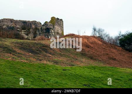 Beeston Castle ist eine der dramatischsten mittelalterlichen Burgen Englands. Ein Nachbau des bronzezeitlichen Kreishauses von A wurde gebaut. Stockfoto