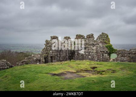 Beeston Castle ist eine der dramatischsten mittelalterlichen Burgen Englands. Ein Nachbau des bronzezeitlichen Kreishauses von A wurde gebaut. Stockfoto