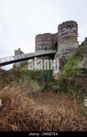 Beeston Castle ist eine der dramatischsten mittelalterlichen Burgen Englands. Ein Nachbau des bronzezeitlichen Kreishauses von A wurde gebaut. Stockfoto