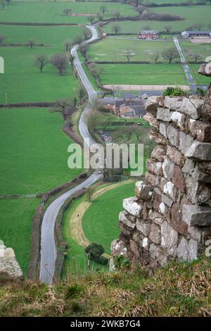 Beeston Castle ist eine der dramatischsten mittelalterlichen Burgen Englands. Ein Nachbau des bronzezeitlichen Kreishauses von A wurde gebaut. Stockfoto