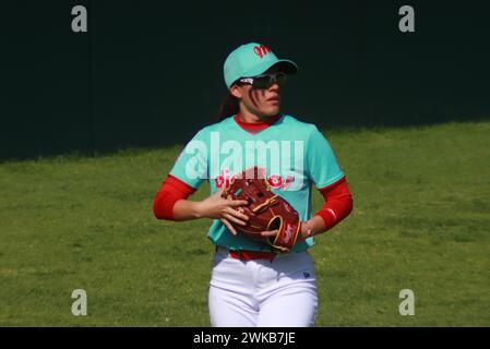 Mexiko-Stadt, Mexiko. Februar 2024. 18. Februar 2024 in Mexiko-Stadt: Marian Castro #92 von Diablos Rojos del Mexico während des Spiels der mexikanischen Softball-Liga der Frauen zwischen Diablos Rojos und Olmecas de Tabasco im Ciudad Universitaria Baseball Stadium. Am 18. Februar 2024. In Mexiko-Stadt, Mexiko. (Foto: Carlos Santiago/Eyepix Group/SIPA USA) Credit: SIPA USA/Alamy Live News Stockfoto