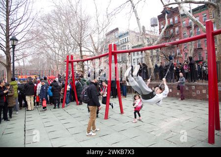 Kinder auf dem Spielplatz im Sara D. Roosevelt Park in Chinatown, New york City. Stockfoto