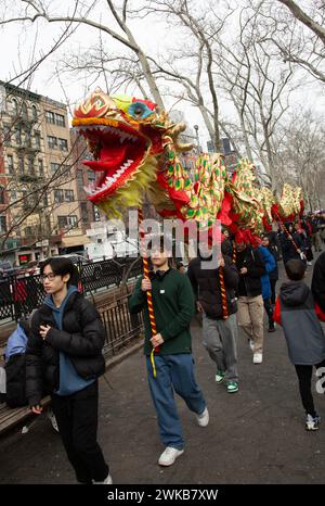 Chinesen und andere New Yorker feiern das chinesische Neujahr im Sara D. Roosevelt Park während der Feuerwerkskörper-Zeremonie im Jahr des Drachen Stockfoto