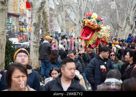 Chinesen und andere New Yorker feiern das chinesische Neujahr im Sara D. Roosevelt Park während der Feuerwerkskörper-Zeremonie im Jahr des Drachen Stockfoto