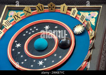 Die astronomische Uhr des Wimborne Minster aus dem 14. Jahrhundert, eine der ältesten funktionierenden Uhren Europas, mit der Welt im Zentrum eines ptolemäischen Universums. Stockfoto