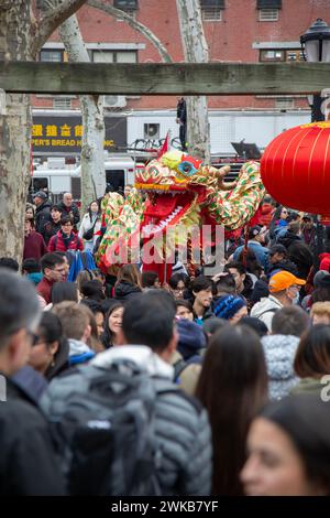 Chinesen und andere New Yorker feiern das chinesische Neujahr im Sara D. Roosevelt Park während der Feuerwerkskörper-Zeremonie im Jahr des Drachen Stockfoto