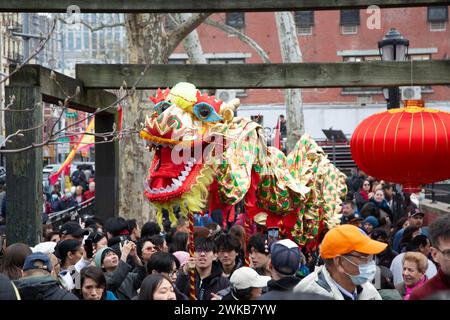 Chinesen und andere New Yorker feiern das chinesische Neujahr im Sara D. Roosevelt Park während der Feuerwerkskörper-Zeremonie im Jahr des Drachen Stockfoto