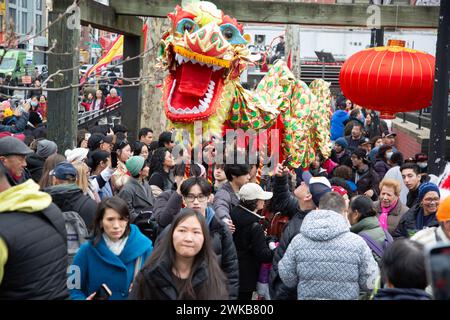 Chinesen und andere New Yorker feiern das chinesische Neujahr im Sara D. Roosevelt Park während der Feuerwerkskörper-Zeremonie im Jahr des Drachen Stockfoto