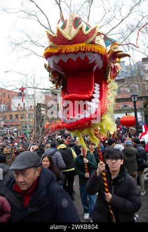 Chinesen und andere New Yorker feiern das chinesische Neujahr im Sara D. Roosevelt Park während der Feuerwerkskörper-Zeremonie im Jahr des Drachen Stockfoto