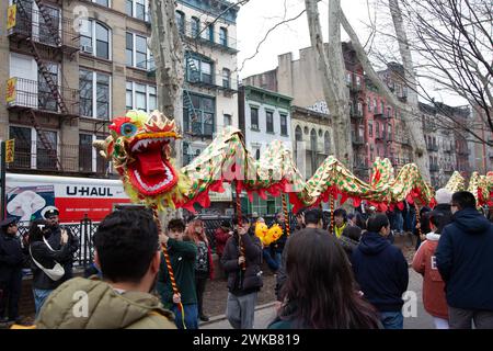 Chinesen und andere New Yorker feiern das chinesische Neujahr im Sara D. Roosevelt Park während der Feuerwerkskörper-Zeremonie im Jahr des Drachen Stockfoto