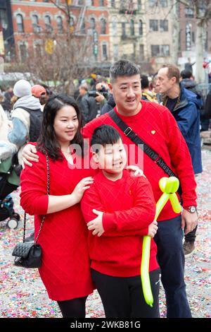 Chinesen und andere New Yorker feiern das chinesische Neujahr im Sara D. Roosevelt Park während der Feuerwerkskörper-Zeremonie im Jahr des Drachen Stockfoto