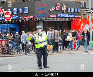 Der Verkehrspolizist der NYPD leitet den Verkehr in Chinatown während des chinesischen Neujahrs in Manhattan, New York City. Stockfoto