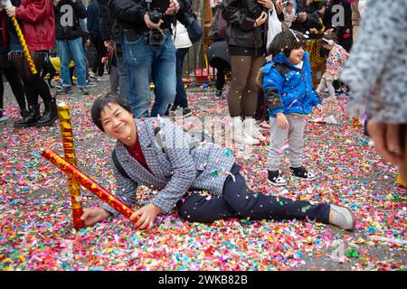 Chinesen und andere New Yorker feiern das chinesische Neujahr im Sara D. Roosevelt Park während der Feuerwerkskörper-Zeremonie im Jahr des Drachen Stockfoto