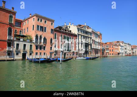 Alte Gebäude mit verankerten Gondelbooten entlang des Canal Grande in Venedig, Italien Stockfoto