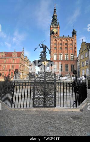 Blick auf das Rathaus in Gdańsk mit Neptunbrunnen, Polen Stockfoto