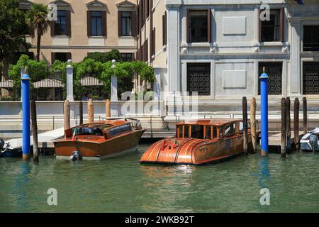 Boote, die an den Ufern des Canale Grande in Venedig, Italien, ankern Stockfoto