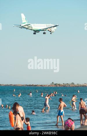 Larnaca, Zypern - 17. September 2022: Airbus A319-114 von Cyprus Airways landet über Mackenzie Beach Stockfoto