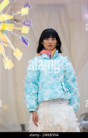 London, Großbritannien. Februar 2024. Ein Model auf dem Laufsteg bei der Susan Fang AW24 Catwalk Show im Rahmen der London Fashion Week im Yeomanry House. Quelle: Katie Collins/EMPICS/Alamy Live News Stockfoto