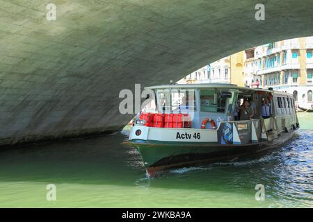 Ein Venedig Wasserbus, der unter der Rialto-Brücke in Venedig, Italien, fährt Stockfoto