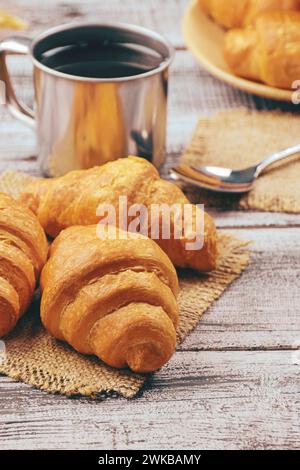 Frühstück mit Croissant, Schokoladencroissant. Croissant mit Schokoladenfüllung. In Scheiben geschnittene ​​croissant . Köstliches Dessert zum Frühstück. Frühstück in A Stockfoto