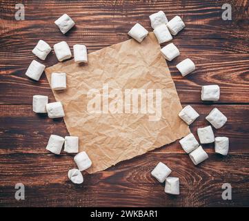 Marshmallow. Köstliche geschwollene Marshmallows auf Holztisch, Nahaufnahme. Gemütliche Wintertage. Hygge. Leerzeichen für Text. Stockfoto