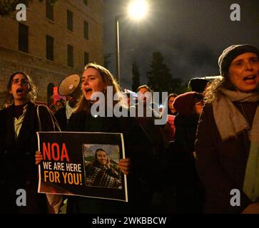 Jerusalem, Israel. Februar 2024. Familien und Unterstützer israelischer Geiseln, die von der Hamas in Gaza gefangen gehalten werden, halten am Montag, den 19. Februar 2024, Plakate gegen einen Protest, der zu einem sofortigen Geiselabkommen vor dem offiziellen Wohnsitz von Premierminister Benjamin Netanjahu in Jerusalem aufruft. Die Familien sind frustriert über die mangelnde Dringlichkeit der Regierung, einen Vertrag mit der Hamas zu schließen, um ihre Familienmitglieder nach Hause zu bringen. Foto: Debbie Hill/ Credit: UPI/Alamy Live News Stockfoto